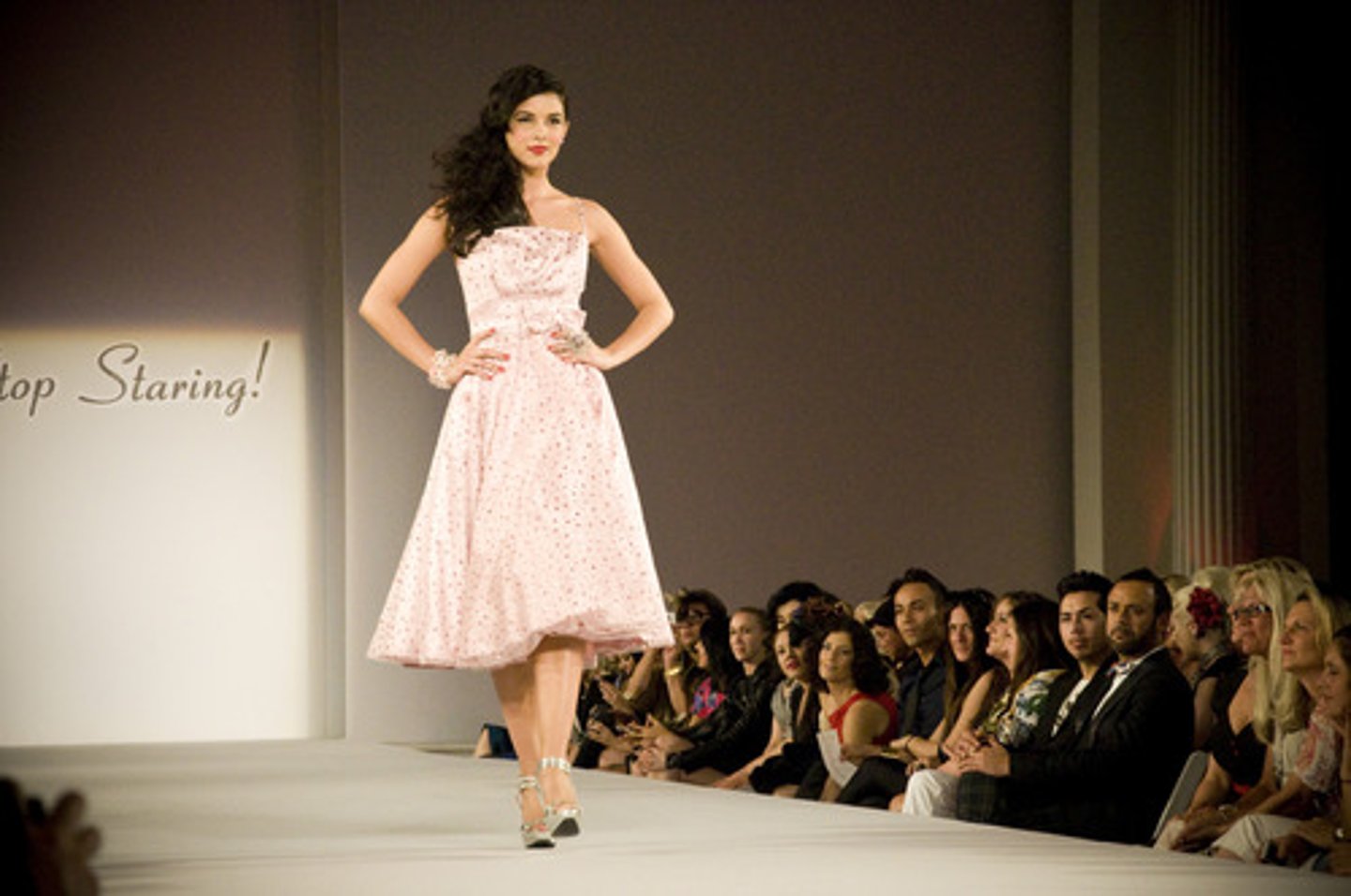 <p>(v): gây ấn tượng</p>