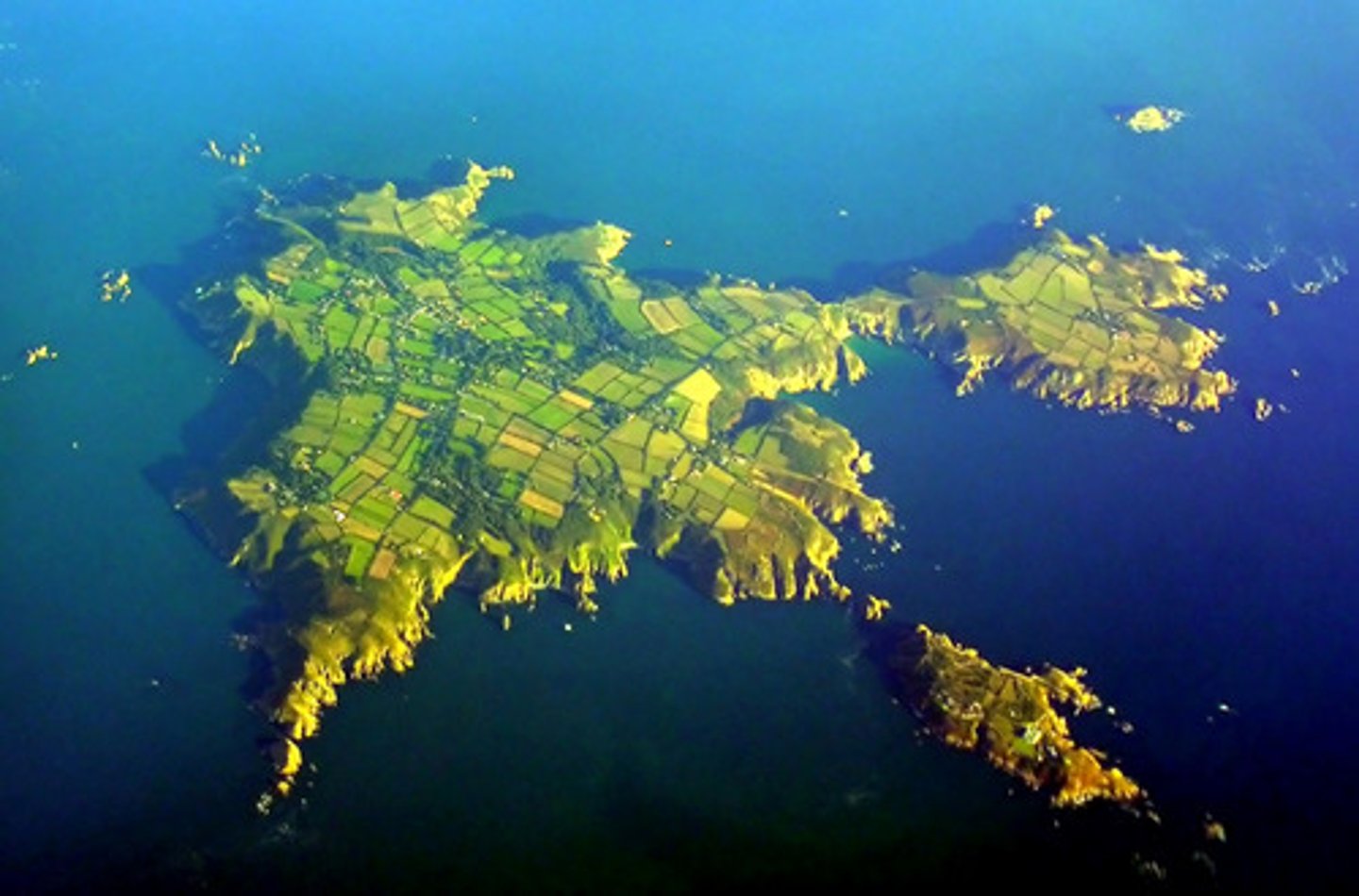 <p>a piece of land surrounded by water</p>