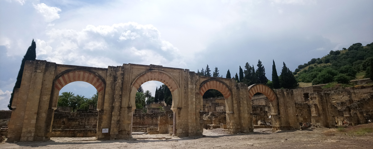 <p>- Donde se hacían las paradas militares, los entrenamientos y la guardia se colocaba para recibir comitivas.</p><p>- Al fondo se encuentra el pórtico de 15 arcos (escarzanos).</p><p>- 4 de ellos no se conservan.</p><p>- Tras el pórtico, calle interior en rampa que lleva a la puerta en recodo que da acceso al edificio basilical.</p>