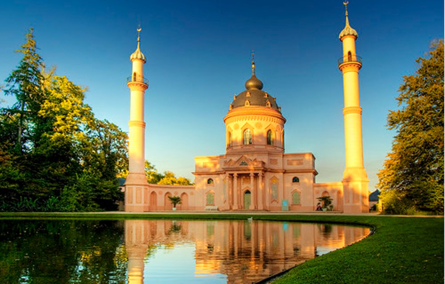 <p>nhà thờ Hồi giáo</p><p><em>The designs for the new mosque have attracted widespread criticism.</em></p>