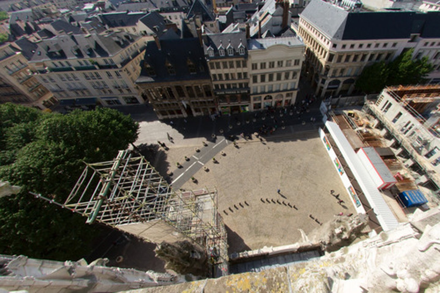 <p>área, zona, edificio, espacio</p>