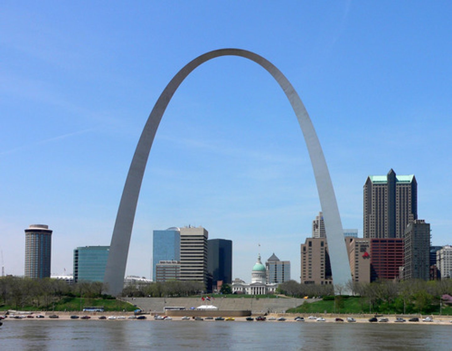<p>-Catenary arch</p><p>-630ft tall and 630ft wide</p><p>-1076 steps</p><p>-Sheathed in stainless steel</p><p>-Equilateral triangle: 54 feet at base, narrows to 17 feet at top</p><p>-1076 steps/ elevators/tram: 5 people</p><p>elevators/tram: 5 people</p>