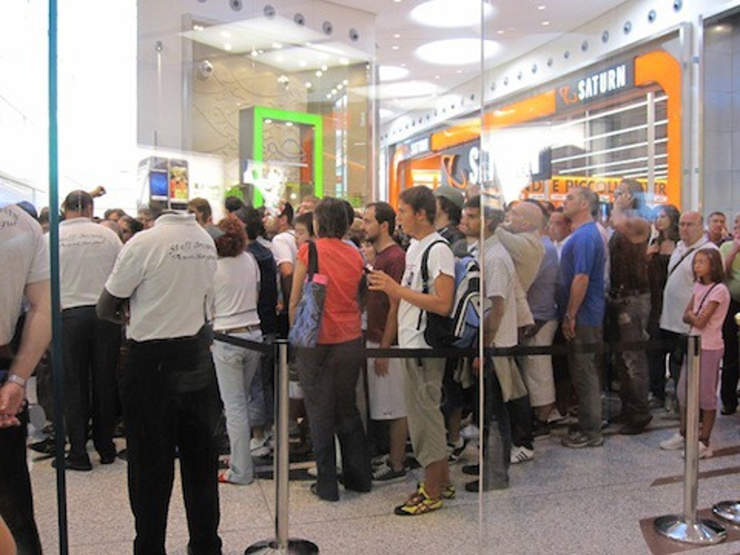 <p>to wait in line</p>