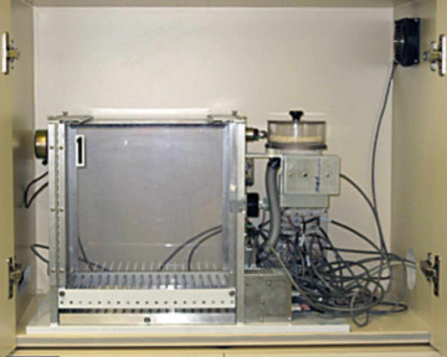 <p>Skinner box containing a bar or key that an animal can manipulate to obtain food or water reinforce; attached devices record the animal's rate of bar pressing or key pecking</p>
