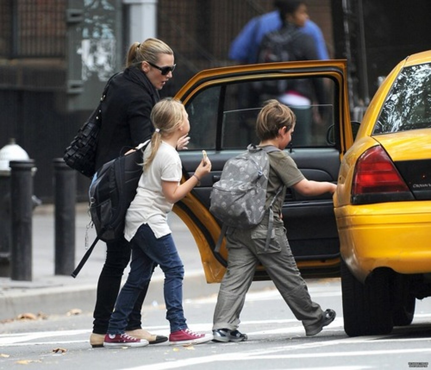 <p>(phr.v) đón taxi</p>