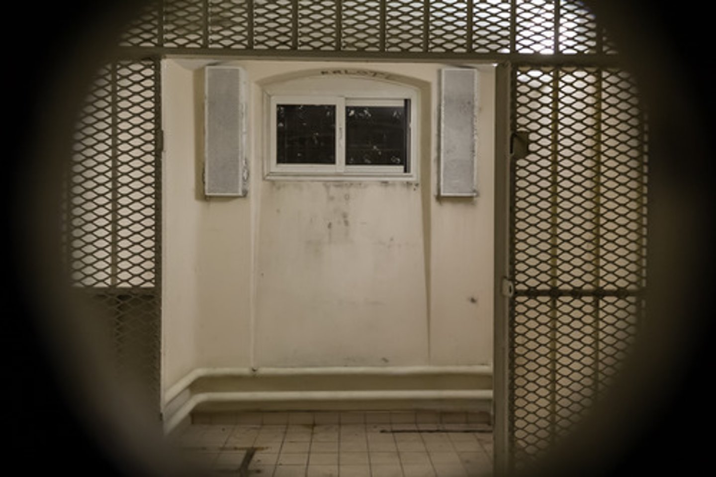 <p>Confinamiento solitario</p>