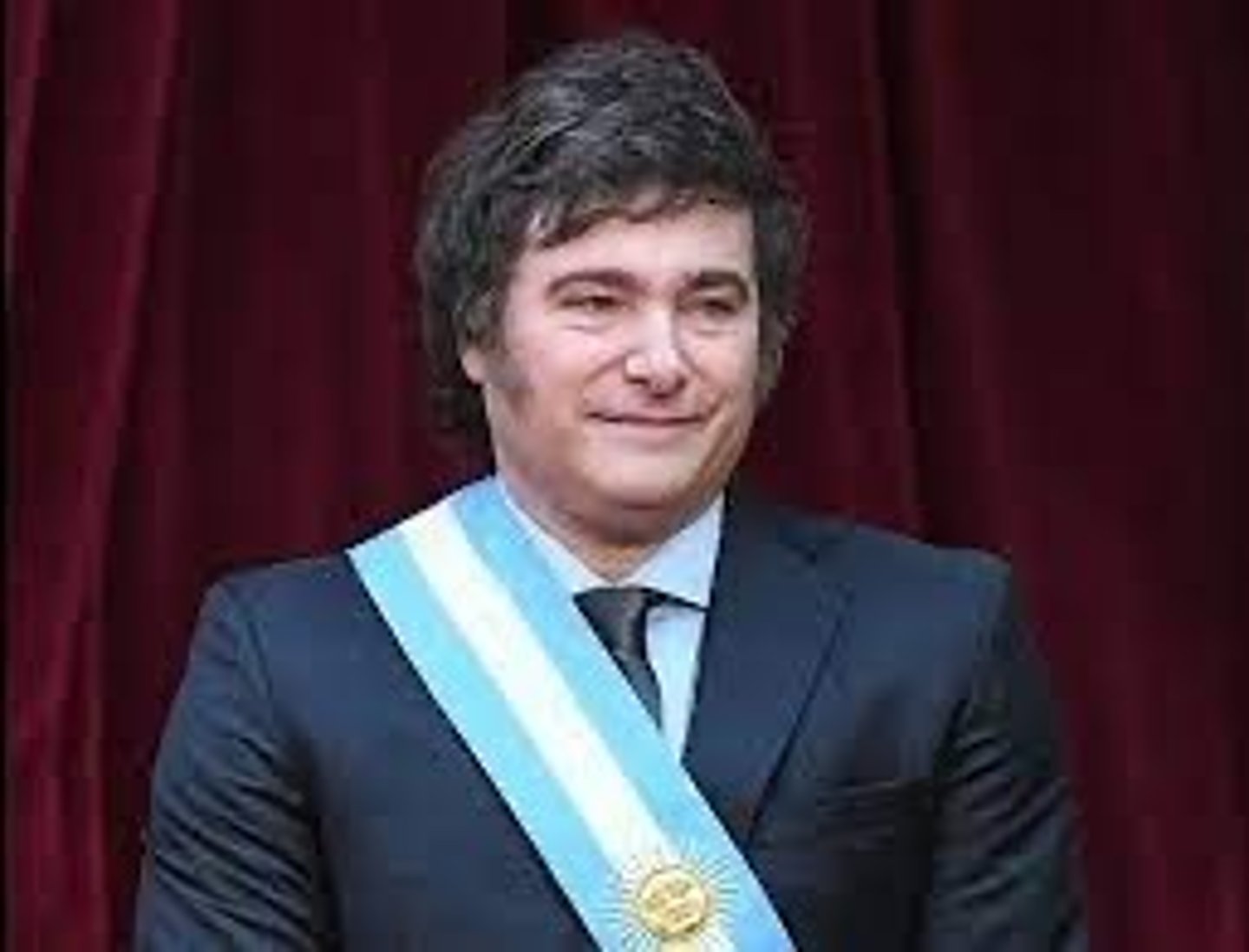 <p>Es presidente actual (current) desde el diciembre de 2023. Él propone un libertarismo (libertarianism) radical en la economía. Se considera populista-derecha (right wing populist).</p>