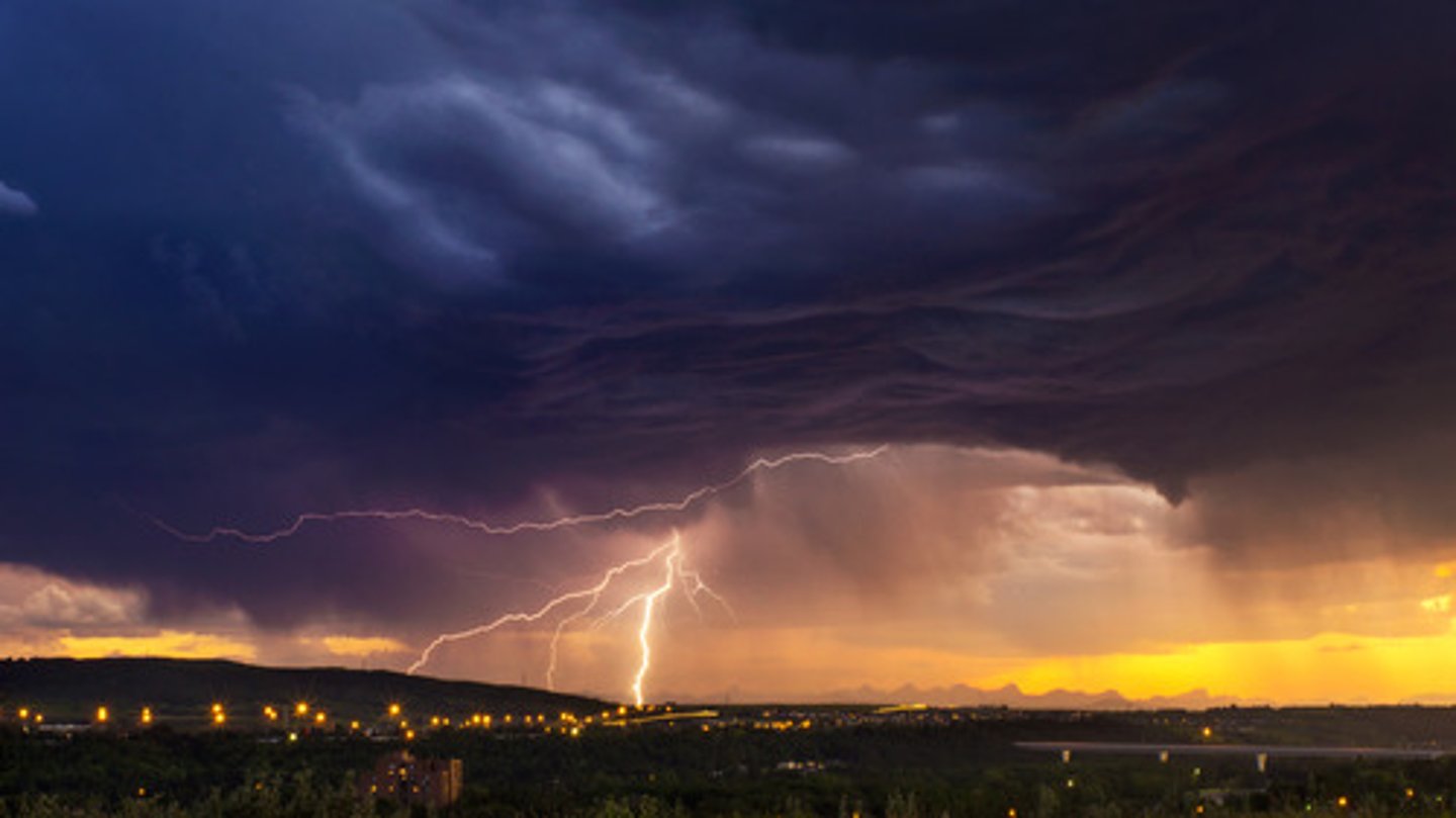 <p>there's a storm</p>