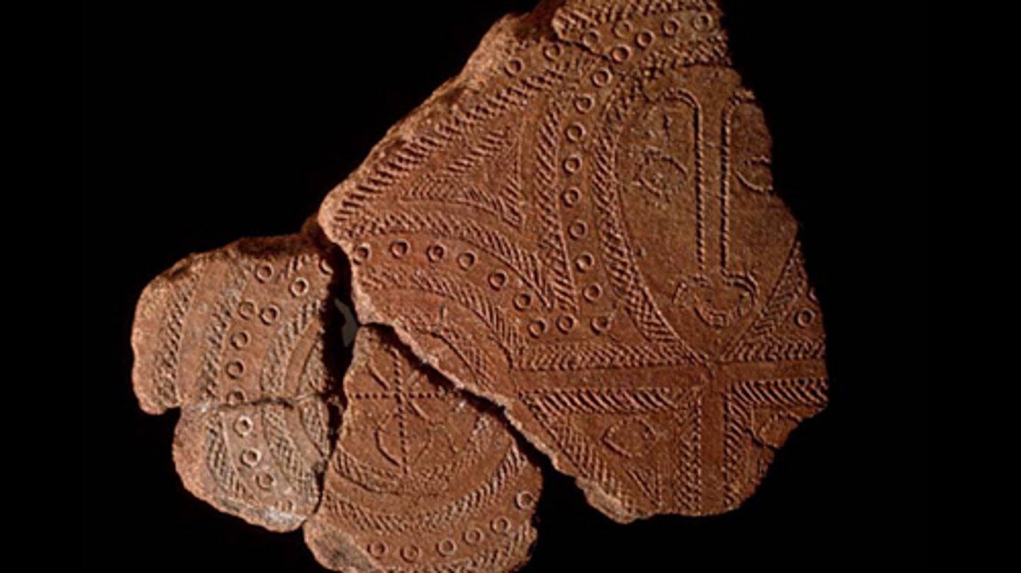 <p>ROO: Santa Cruz Islands, Solomon Islands</p><p>DOC: 1000 BCE</p><p>M: Terracotta</p><p>- neolithic</p><p>- made by Lapita ppl</p><p>- stamped+incised motifs that adhere to a very reg. structure + repeated sets of specific patterns</p><p>- pieces found spanning thousands of miles across Pacific</p>