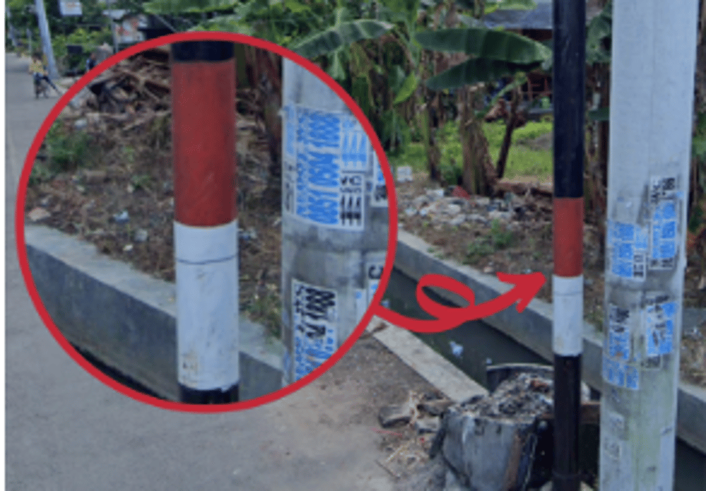 <p>Black poles with red and white&nbsp;</p>