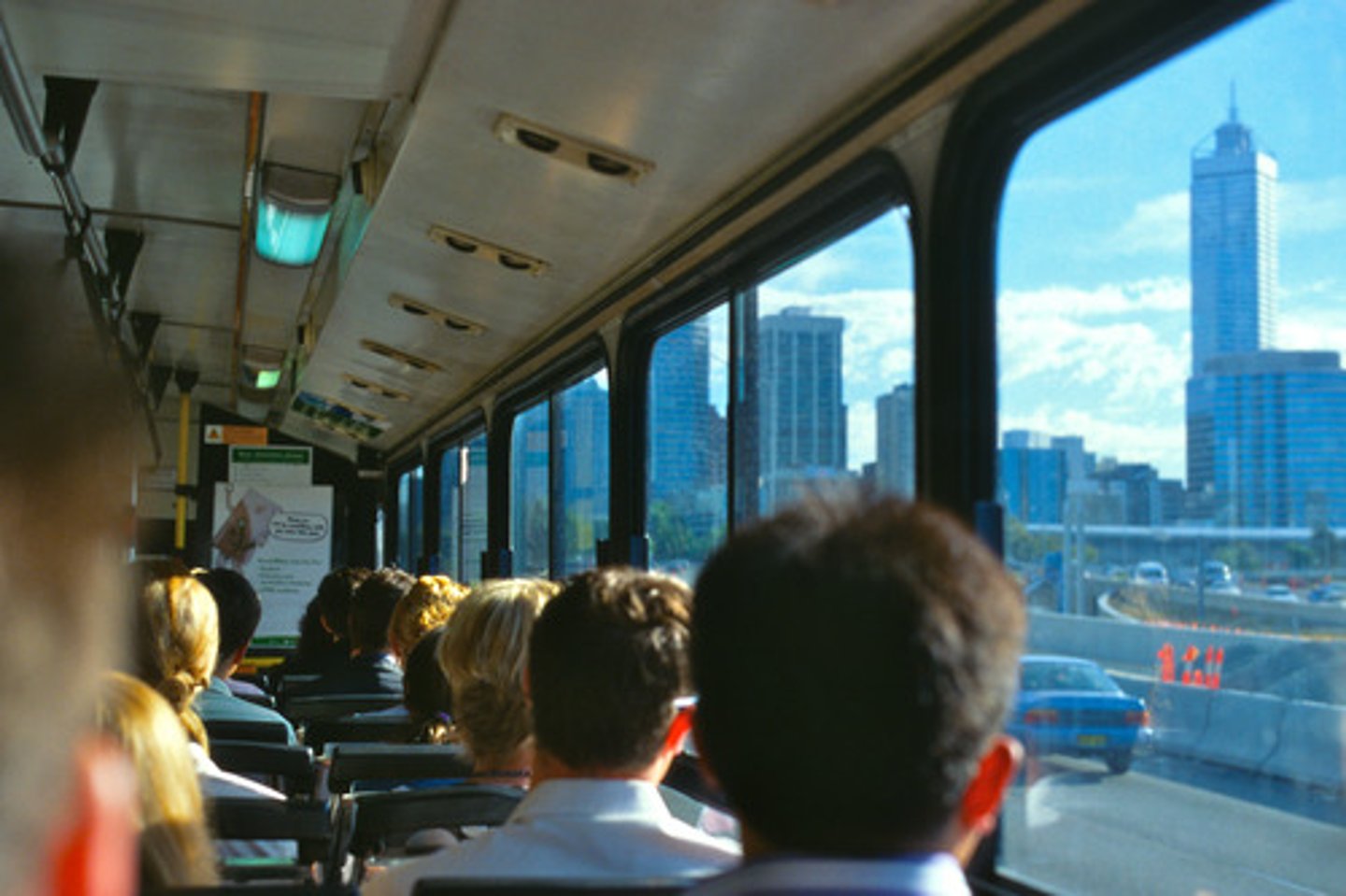 <p>đi làm NOUN A commuter is a person who travels a long distance to work every day. ex The number of commuters to London has dropped by 100,000. [kəˈmjuː.t̬ɚ]</p><p>người đi lại thường xuyên bằng xe búyt, xe lửa hoặc ô tô giữa nơi làm việc và nhà ở</p>