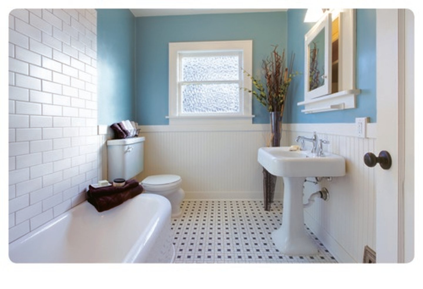 <p>a room with a bath or shower : phòng tắm</p>