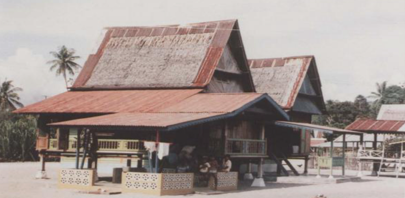 <p><span>(steep and high-gable end roof with attached covered verandah)</span></p><p></p>