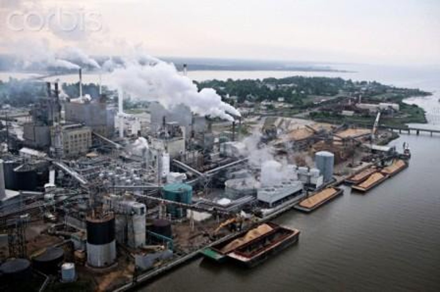 <p>/ən ɪnˈdʌstrɪəl saɪt/ • Phrase • A location used for industrial purposes • Khu công nghiệp • The company purchased an industrial site for the new factory.</p>