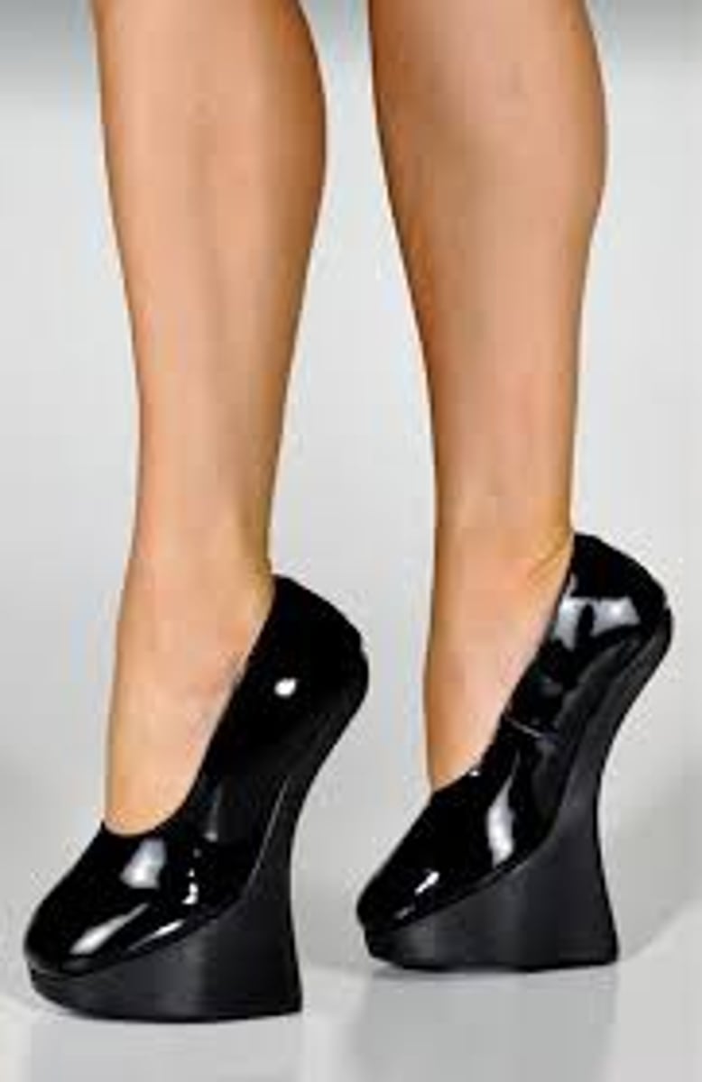 <p>not feeling relaxed or at ease</p><p>This chair is ~.</p><p>He felt ~ in the room.</p><p>The shoes are ~.</p>