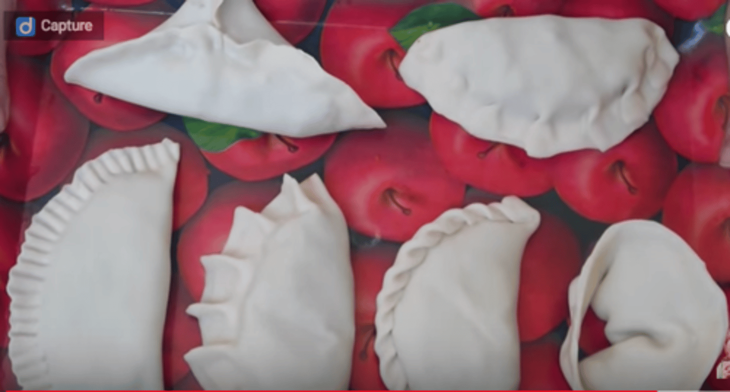<p>el arte de cerrar la masa de una empanada</p>