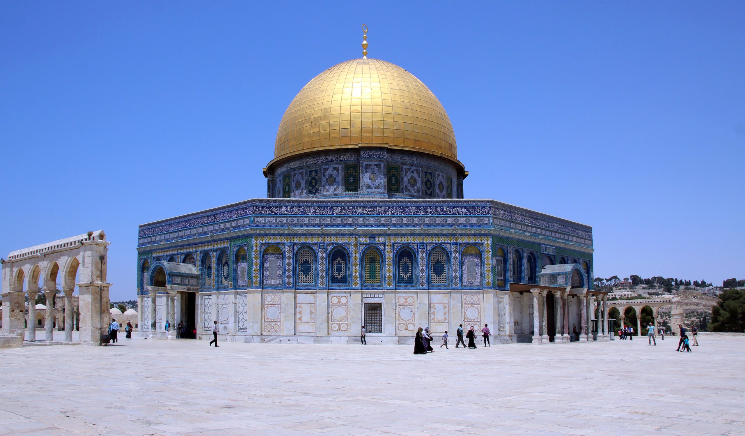 <p>691 CE. Stone masonry, wood roof, glazed ceramic tile, mosaics, gilt aluminum, and bronze dome. Jerusalem.</p>