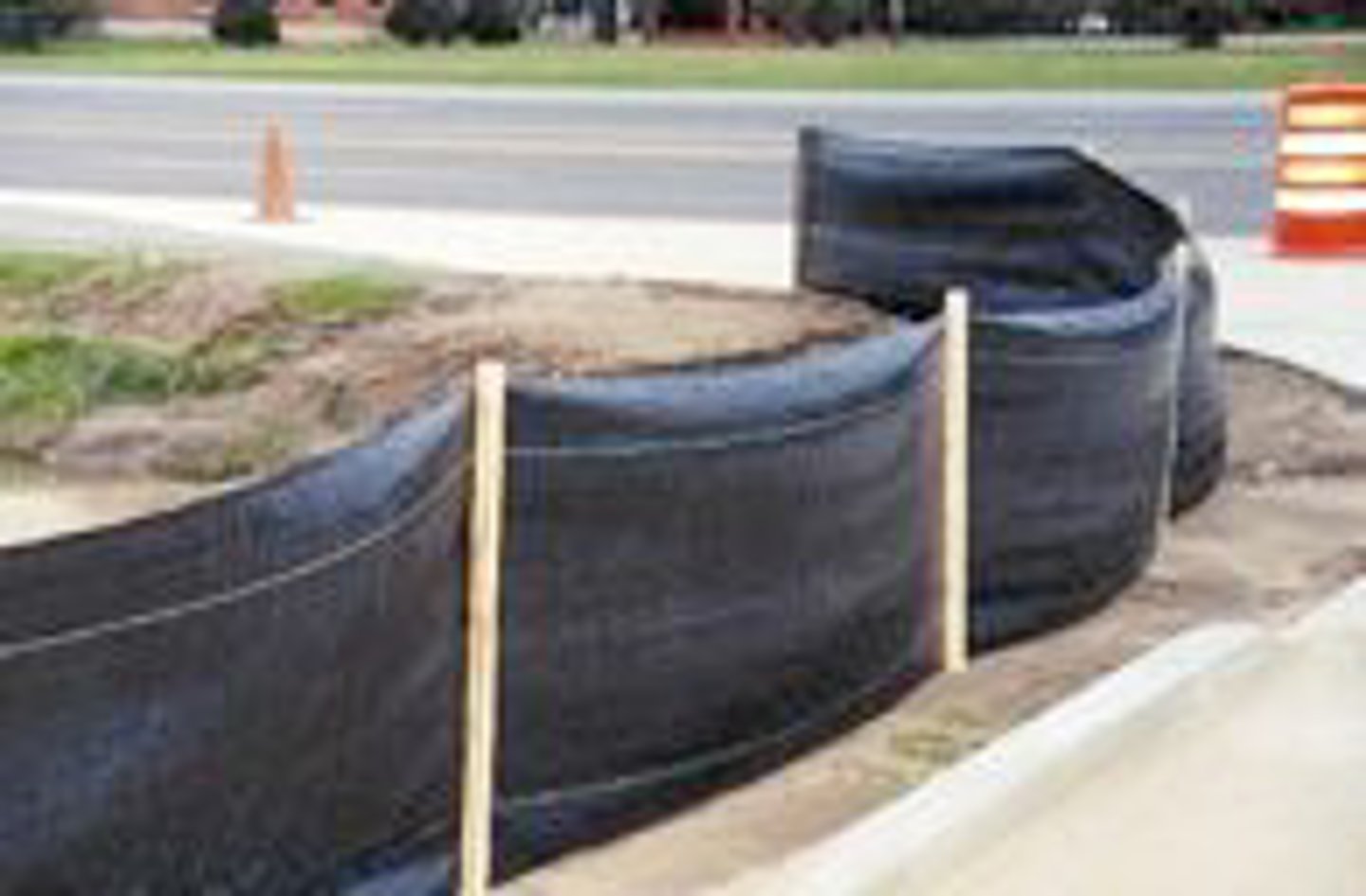 <p>Temporary sediment barrier</p><p>Trap coarse sediment material</p><p>Retains soil of disturbed land</p><p>3 principles: proper placement, proper amount of fencing, appropriate materials</p>