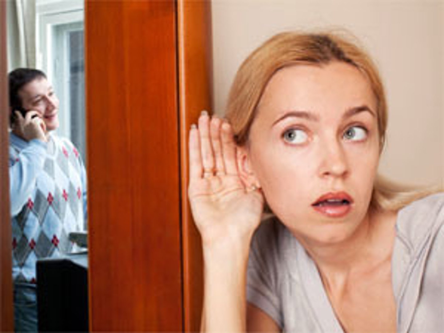 <p>to eavesdrop, overhear</p>