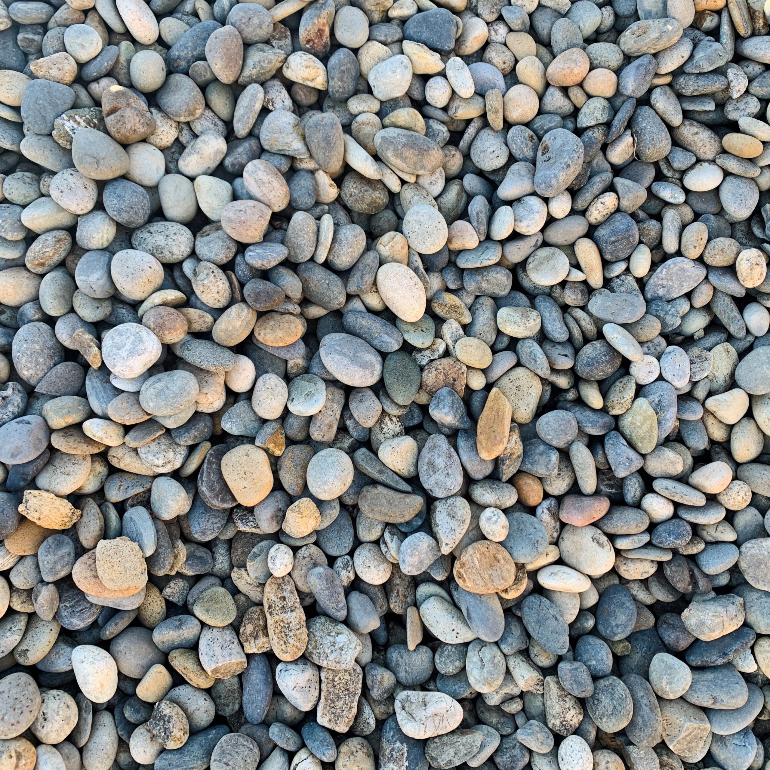 <p>đá sỏi, <strong>a rounded stone used on the surface of an old-fashioned road:</strong></p><p><span><em>The cart rumbled over the cobbles.</em></span></p><p></p>