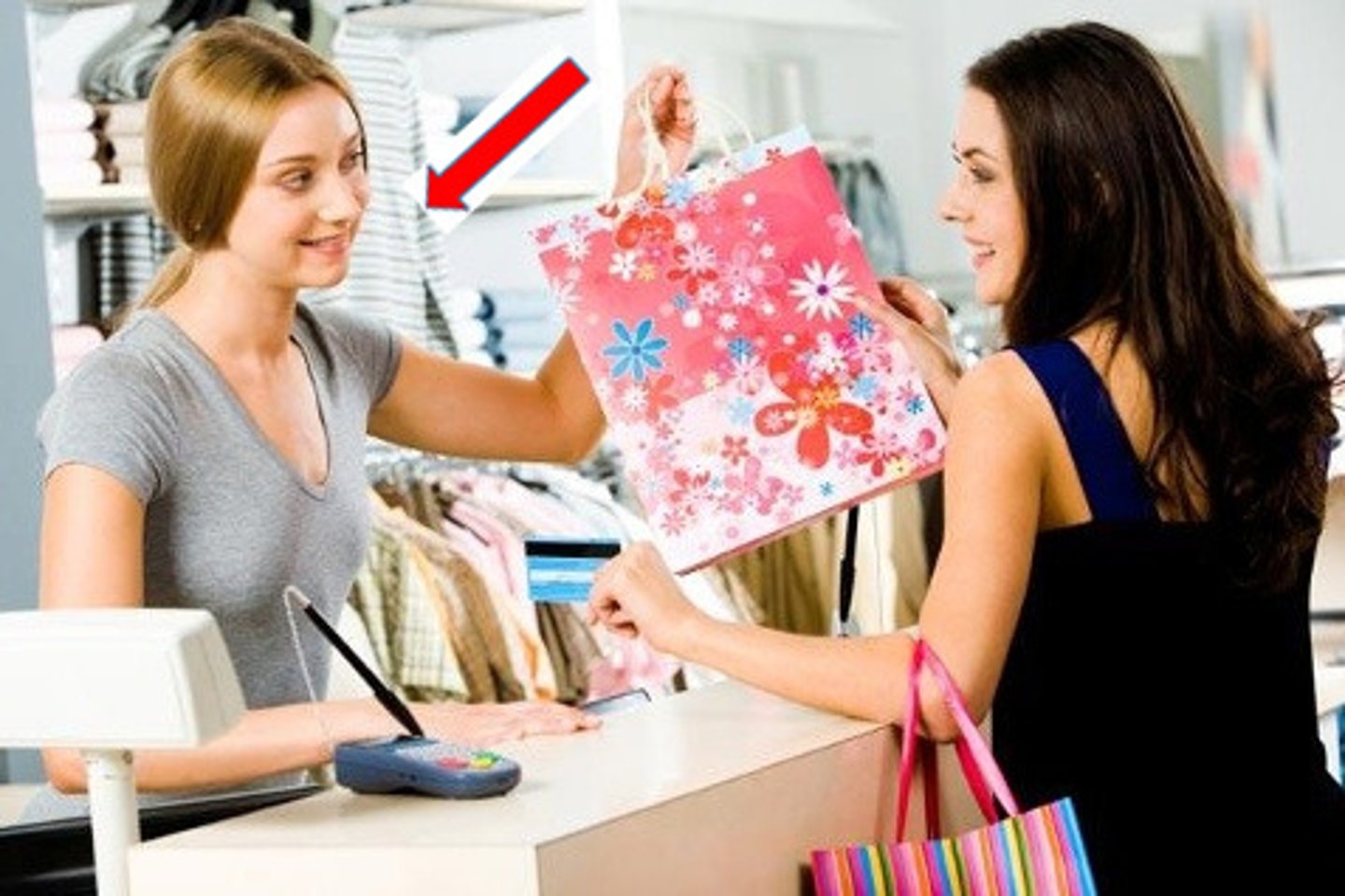 <p>a salesperson (female)</p>