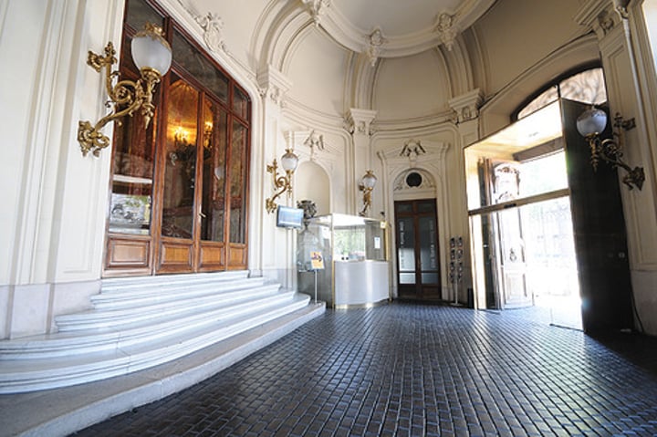 <p>vestibule, entrance hall</p>