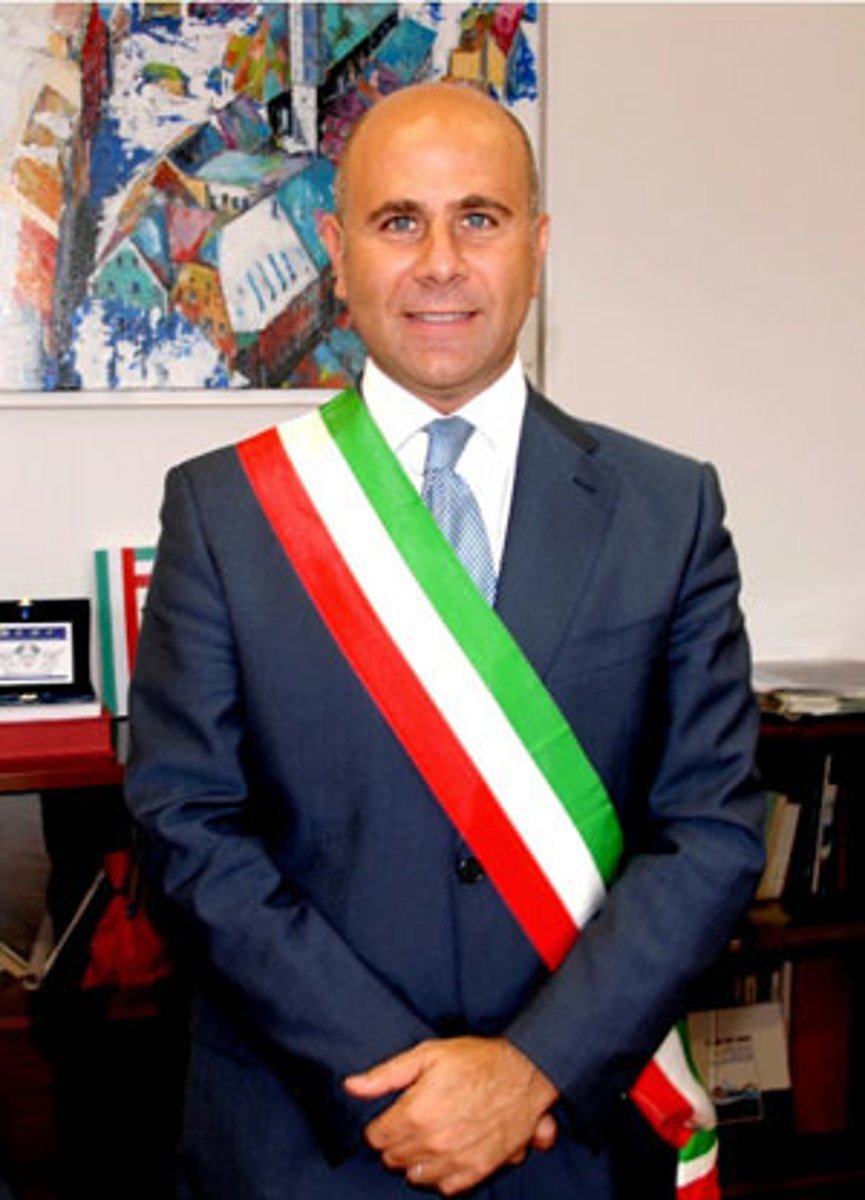 <p>mayor</p>