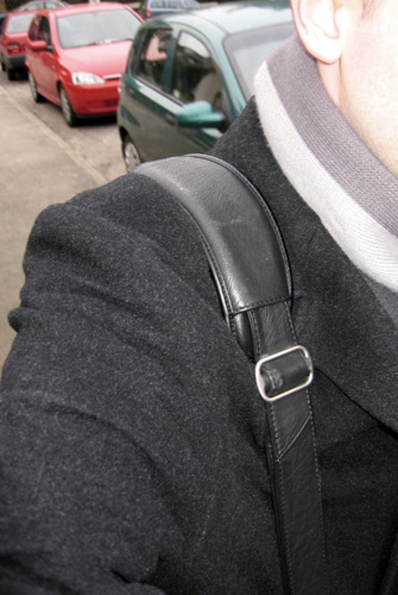 <p>n.带子</p><p>vt.捆扎</p>