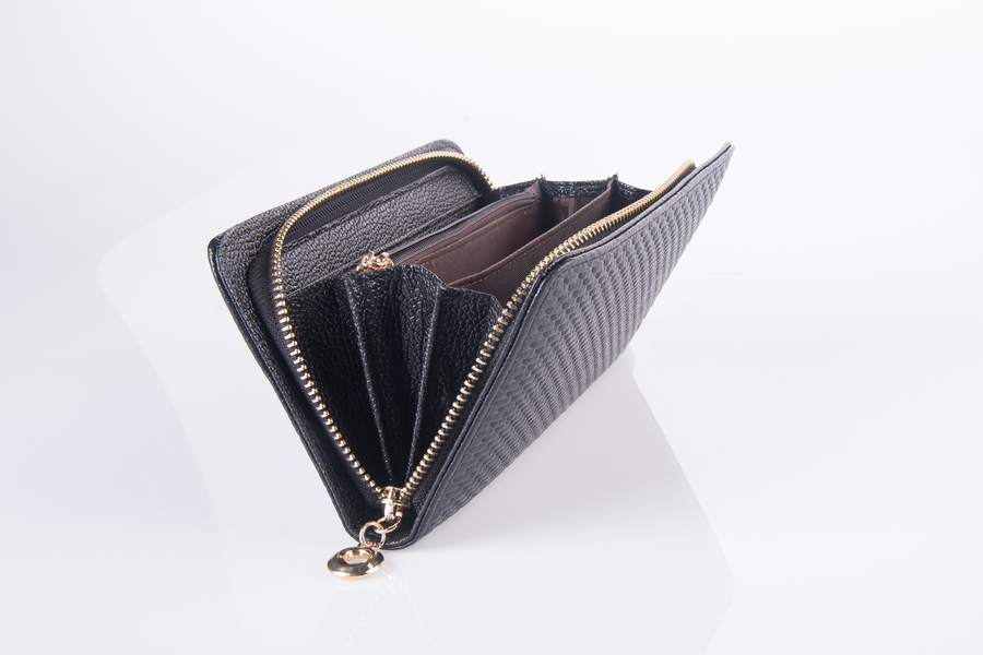 <p><strong><em><span>noun</span></em></strong></p><p><strong>a small container for money, usually used by a woman:</strong></p><p><em><span>a leather ______</span></em><br></p><p><strong><mark data-color="rgba(0, 0, 0, 0)" style="background-color: rgba(0, 0, 0, 0); color: inherit;">wallet (бумажник) — это компактный аксессуар для денег и карт, а _____ (кошелек/сумочка) — более крупный женский аксессуар-сумочка для множества личных вещей</mark></strong><span><span>,</span></span></p>