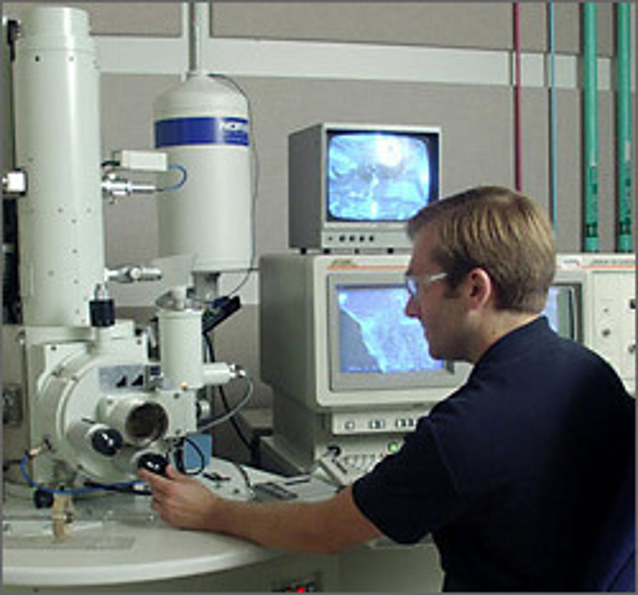 <p>a tool that uses a beam of electrons instead of light to generate magnified images of specimens.</p>