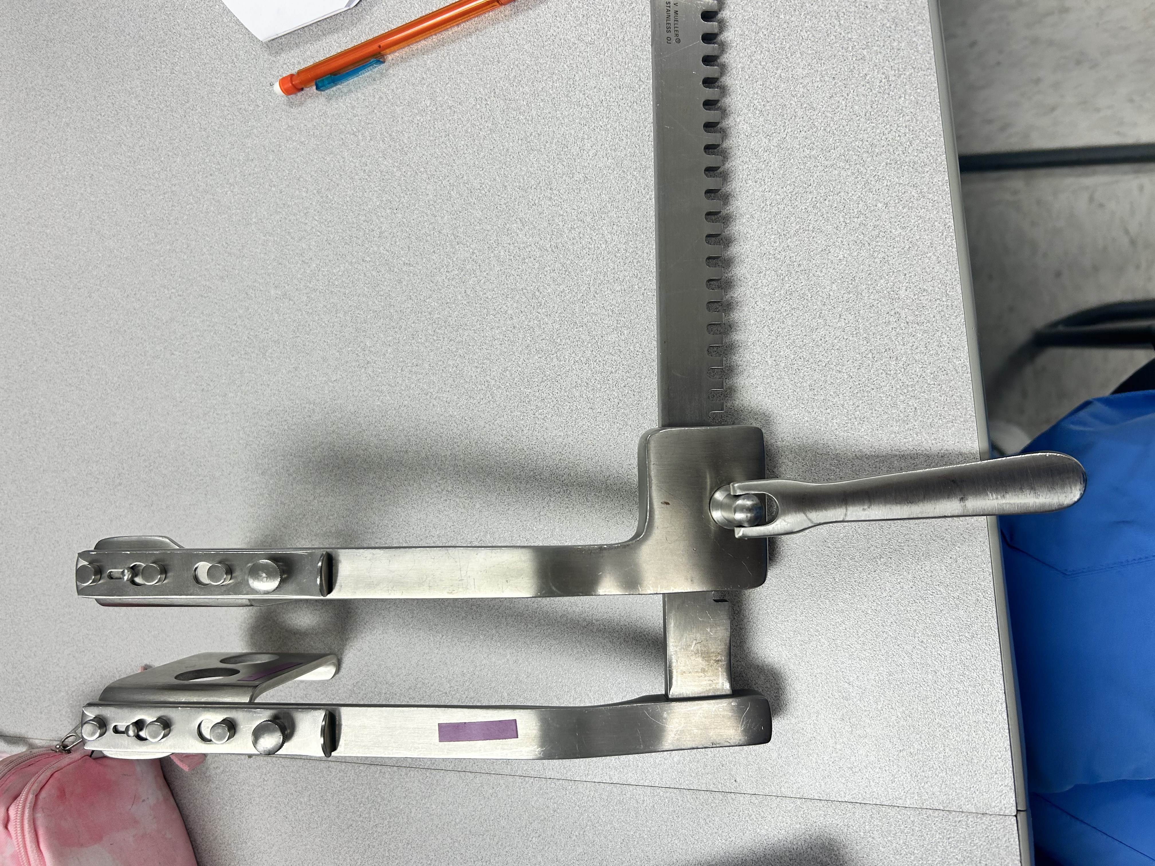 <p>Spreads ribs apart</p>