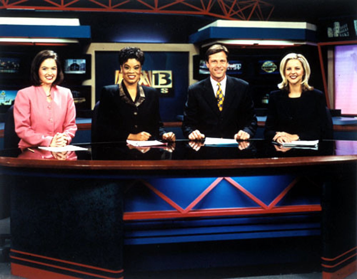 <p>newscaster, news anchor</p>