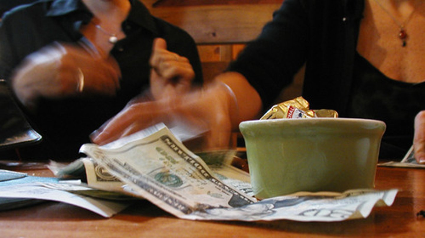 <p>to pay in cash</p>