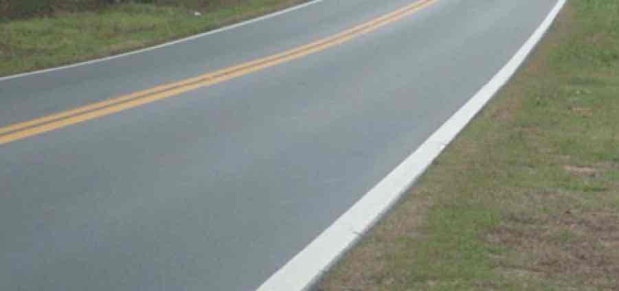<p>Indicates the right edge of the pavement </p>