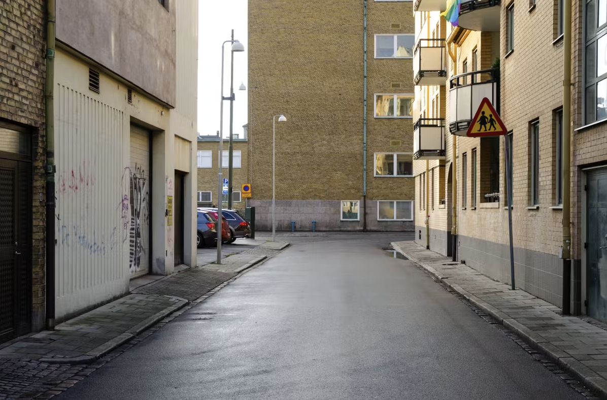 <p><span>Du ska parkera bredvid ett av fordonen till vänster och även om du kör i gånghastighet (högst 7 km/h) finns det en risk. Var?</span></p>