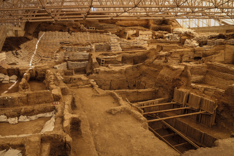 <p>It is one of the earliest settlements with around 10,000 people in Southern Anatolia that existed around 7400 BC to 5200 BC.</p>