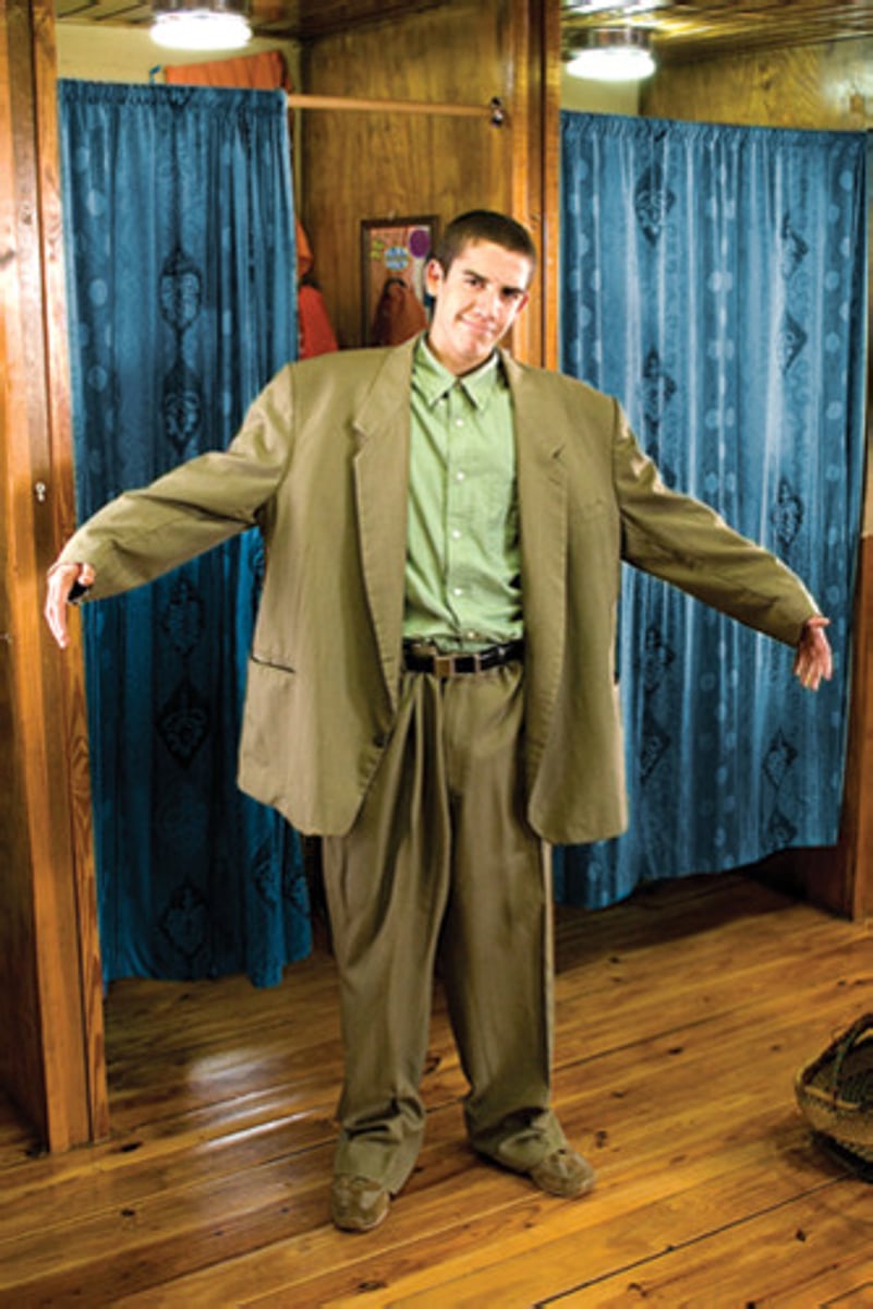 <p>to remain, to fit (clothes)</p>