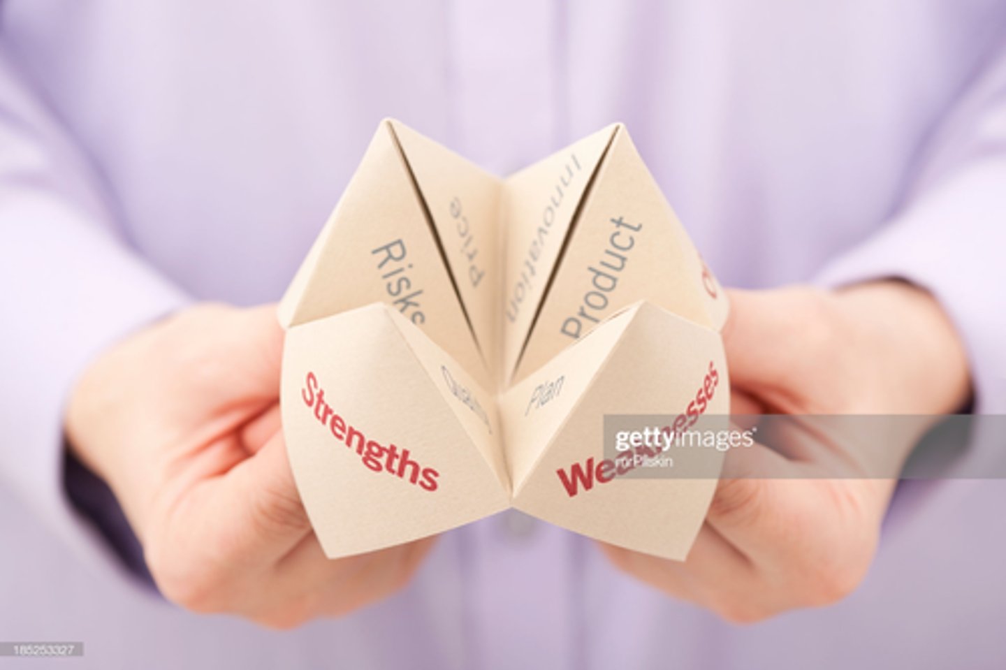 <p><strong>DO DỰ, LƯỠNG LỰ, KHÔNG QUẢ QUYẾT, KHÔNG DỨT KHOÁT</strong></p><p></p><p>not good at making decisions</p><p></p><p><em>(He is widely thought to be an ................ leader.)</em></p>