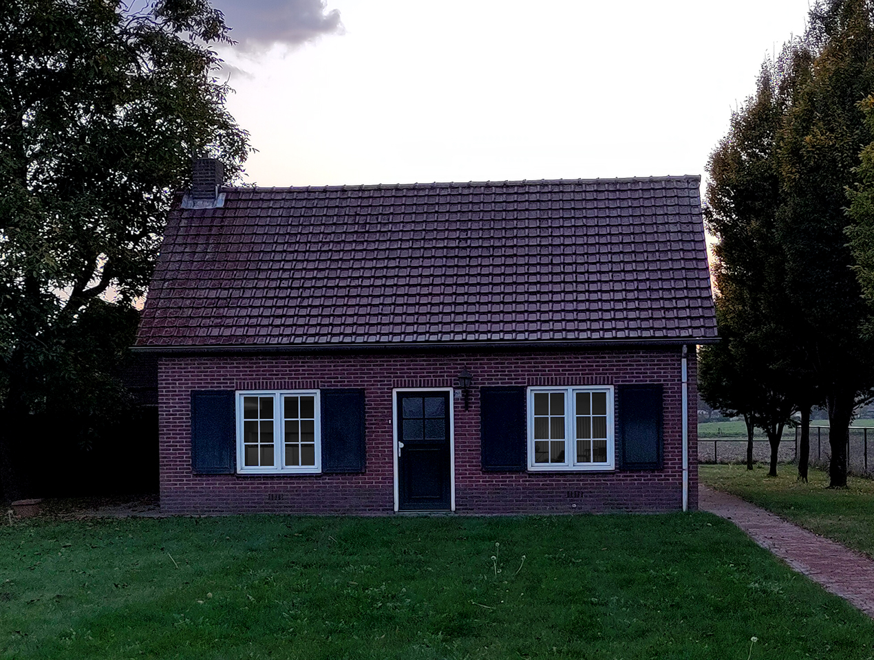 <p>It is <strong>dark</strong> in the house.</p>