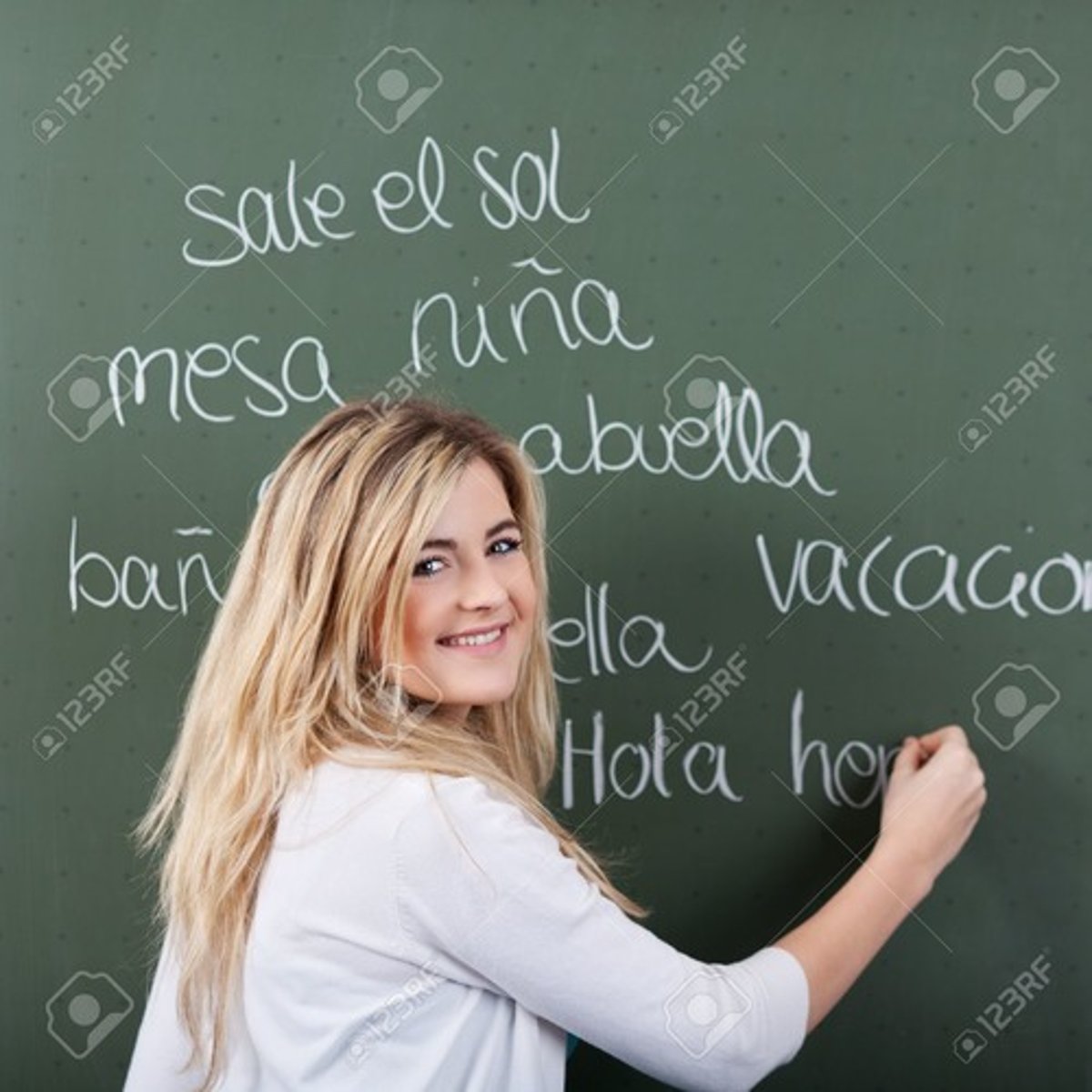<p>Ella está feliz.</p>