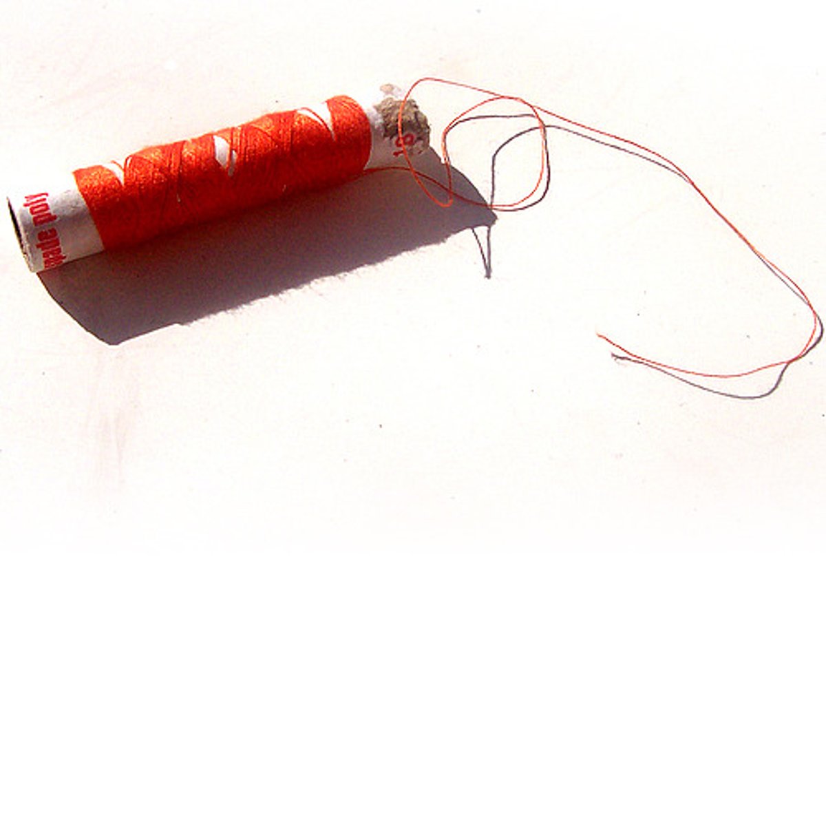<p>lo que se pone en una aguja para coser, el filamento</p>