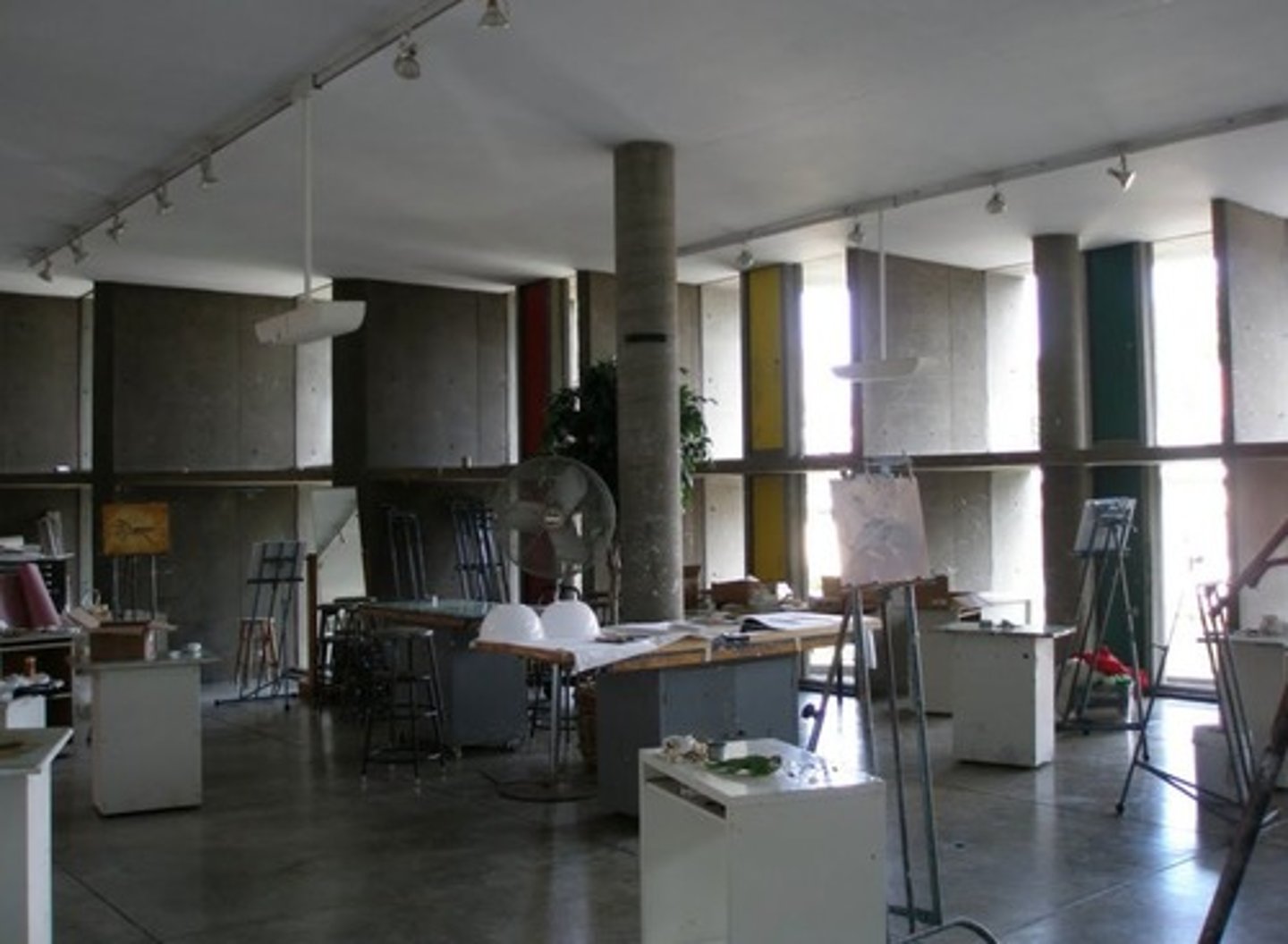 <p>Large Fixed Concrete Brise-Soleil (Sun-Breakers) &amp; Light Shelves</p>