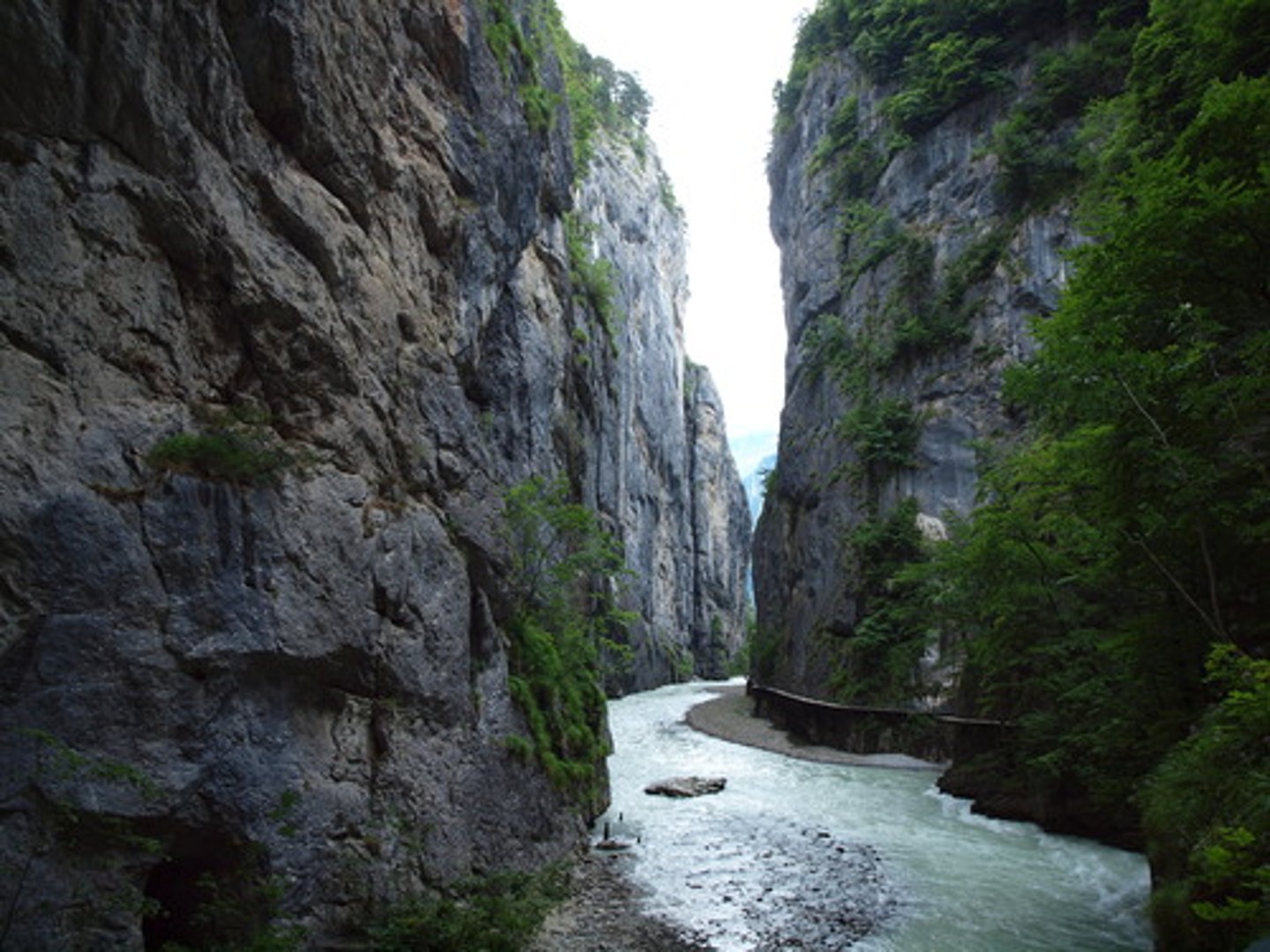 <p>A deep narrow passage with a rocky walls and a river running between them. Made from the backwards retreat of waterfall.</p>