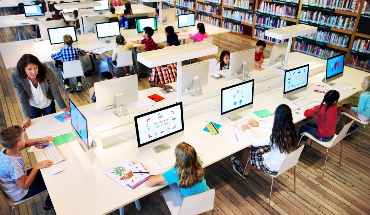 <p><span style="color: #0a25f3">Los CRA en Chile comenzaron a implementarse en la década de 1990, enfocándose en proporcionar recursos educativos y tecnología para mejorar la enseñanza. Se han adaptado a las necesidades locales, promoviendo el trabajo colaborativo y el acceso equitativo a materiales. </span></p><p><span style="color: #0a25f3">El Programa de Bibliotecas Escolares CRA lleva 20 años de funcionamiento en Chile. Entre los años 1993 y 2003 se puso el énfasis de la Enseñanza Media subvencionada. Posteriormente el programa se orientó hacia la implementación de bibliotecas escolares para la Enseñanza Básica y la instalación de las bibliotecas CRA para los nuevos liceos creados cada año. En la actualidad el programa de Biblioteca Escolares CRA ha logrado un avance importante en cobertura, llegando actualmente a un 95% en educación básica y 87% en educación media, beneficiando a un total de 2.813.701 alumnos todo Chile. El acceso a materiales educativos y tecnologías ha sido clave para el desarrollo de estos centros. En chile, el concepto de Biblioteca Escolar CRA corresponde a una colección de diversos materiales, administrada por personal calificado, para que preste un servicio de apoyo y respaldo al proceso de enseñanza – aprendizaje que se lleva a cabo en el establecimiento. En ella se reúne, ordena y pone en circulación el conjunto de material bibliográfico y los recursos didácticos y de información de los que el establecimiento dispone para el fomento de la lectura, búsqueda de información y el apoyo de los aprendizajes de todos los sectores</span>.</p>