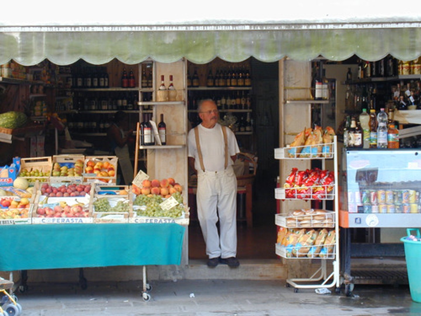 <p><strong>jīngyíng</strong> - kinh doanh</p>