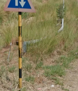 <p>Black and yellow striped signposts</p>