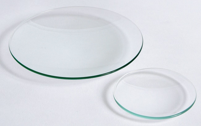 <p>Holds small amounts of substances or covers beakers during reactions.</p>