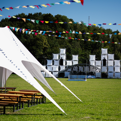 <p><strong>神</strong></p><p>Words:</p><p>神　かみ　God　</p><p>神社　じんじゃ　Shrine</p>