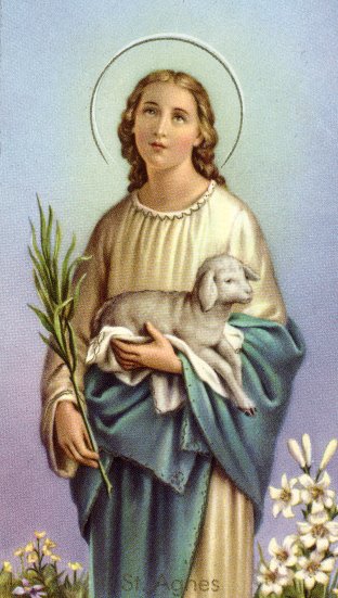 <p>Vrouw in voorname kleding met een lam, omdat ze aan haar ouders zou zijn verschenen als een lam.</p>