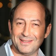 Le père de Nicolas. Il est jovial. Il aime parler de ses exploits scolaires et sportifs.